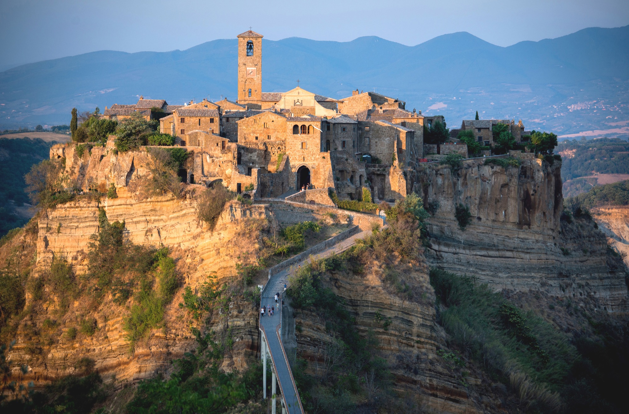 Il ponte pedonale verso Civita